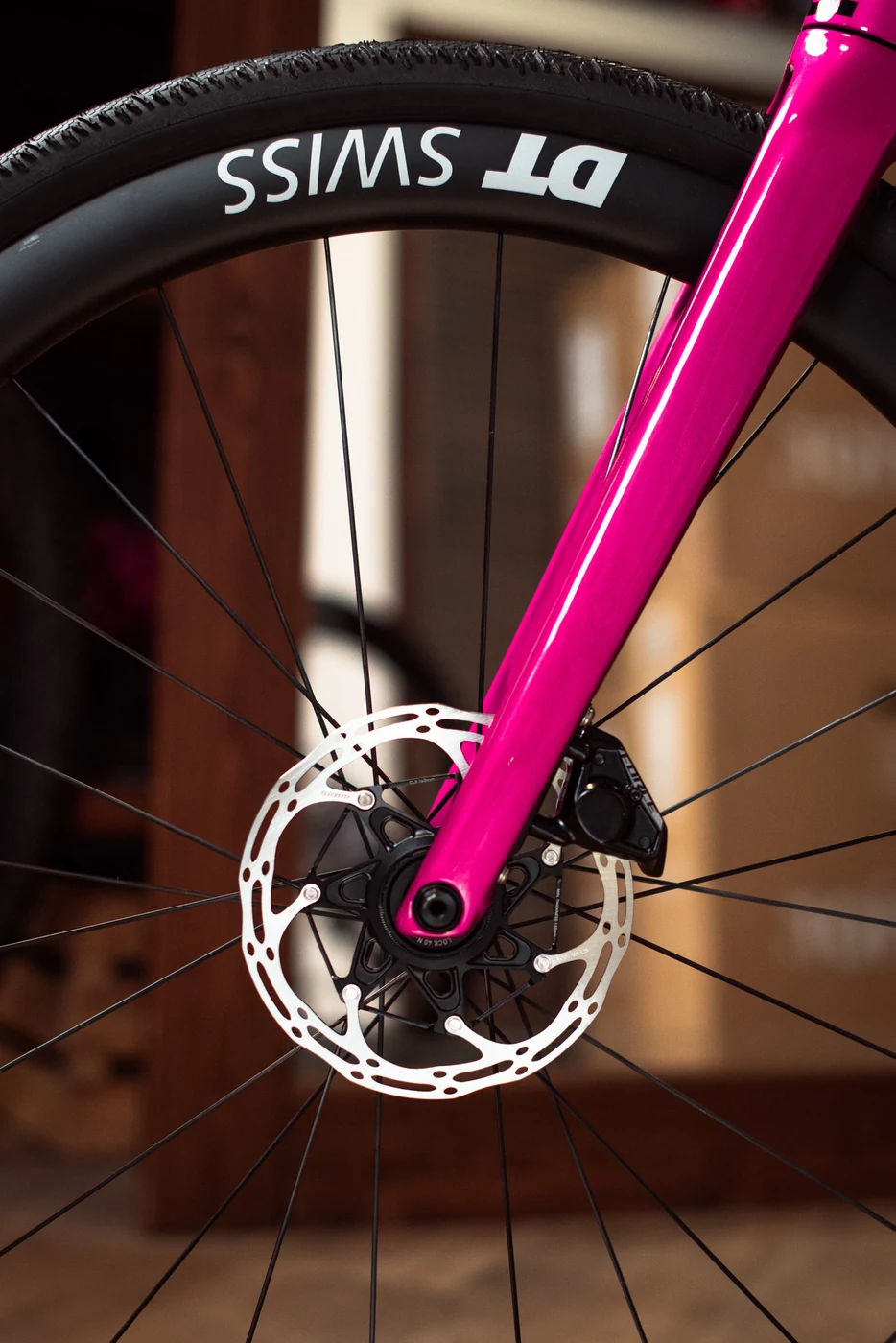 Передняя вилка и дисковый тормоз гравийного велосипеда