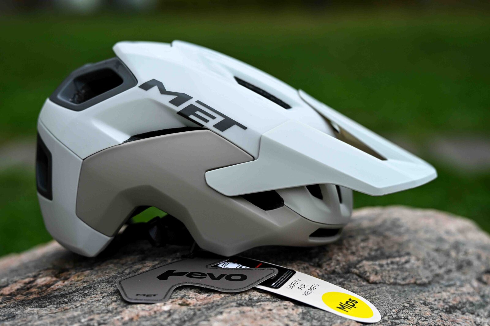 Велошлем Met Revo MIPS Off White