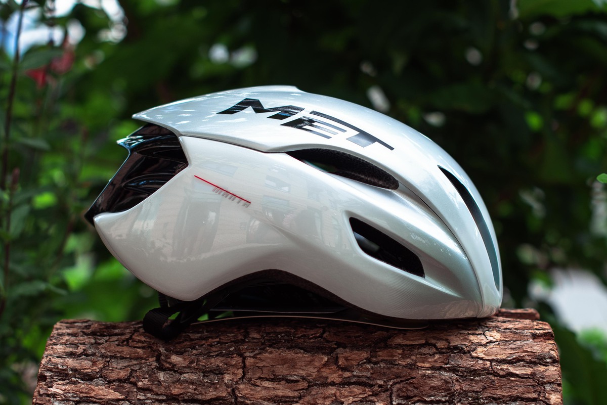 Велошлем Met Manta MIPS White Holographic