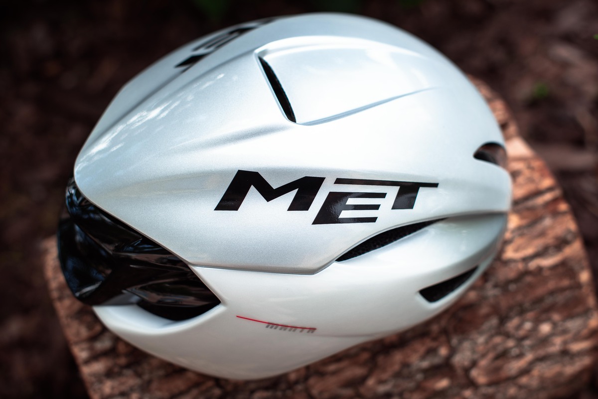 Велошлем Met Manta MIPS White Holographic