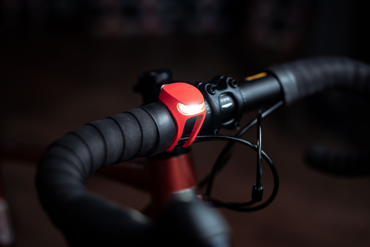 Фонарь передний Knog Frog V3 Front Tequila Sunrise